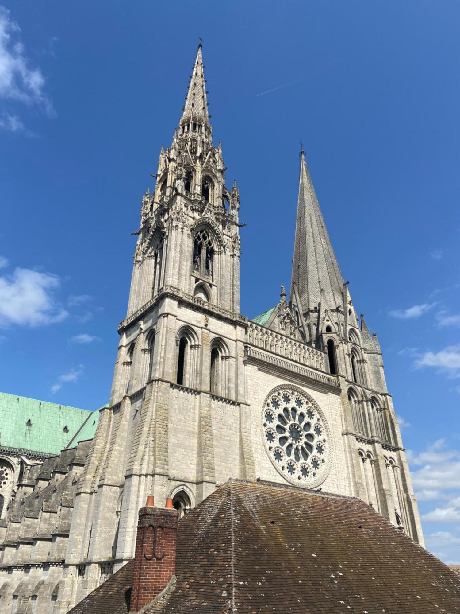 La Suite - Parvis Cathedrale Chartres Extérieur photo